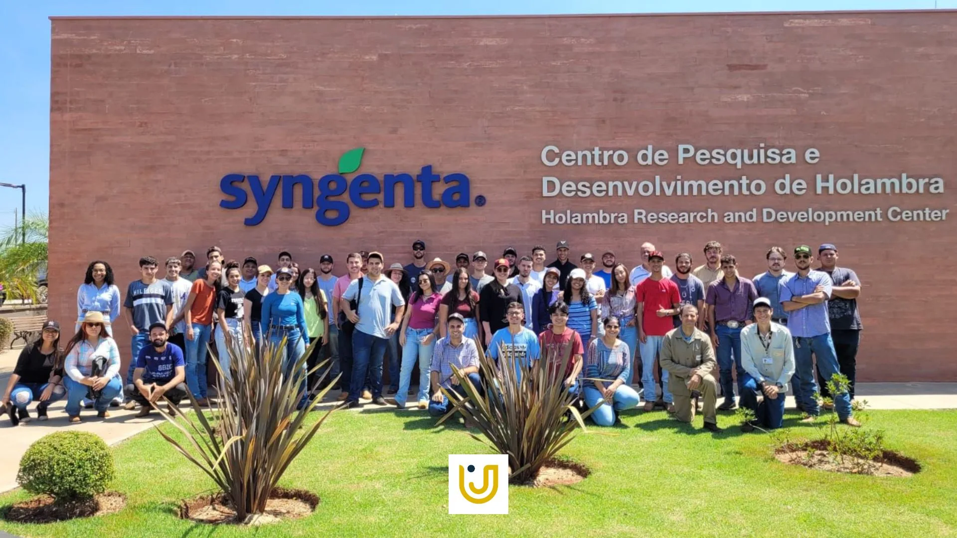 A imagem mostra a visita à Estação Experimental Syngenta