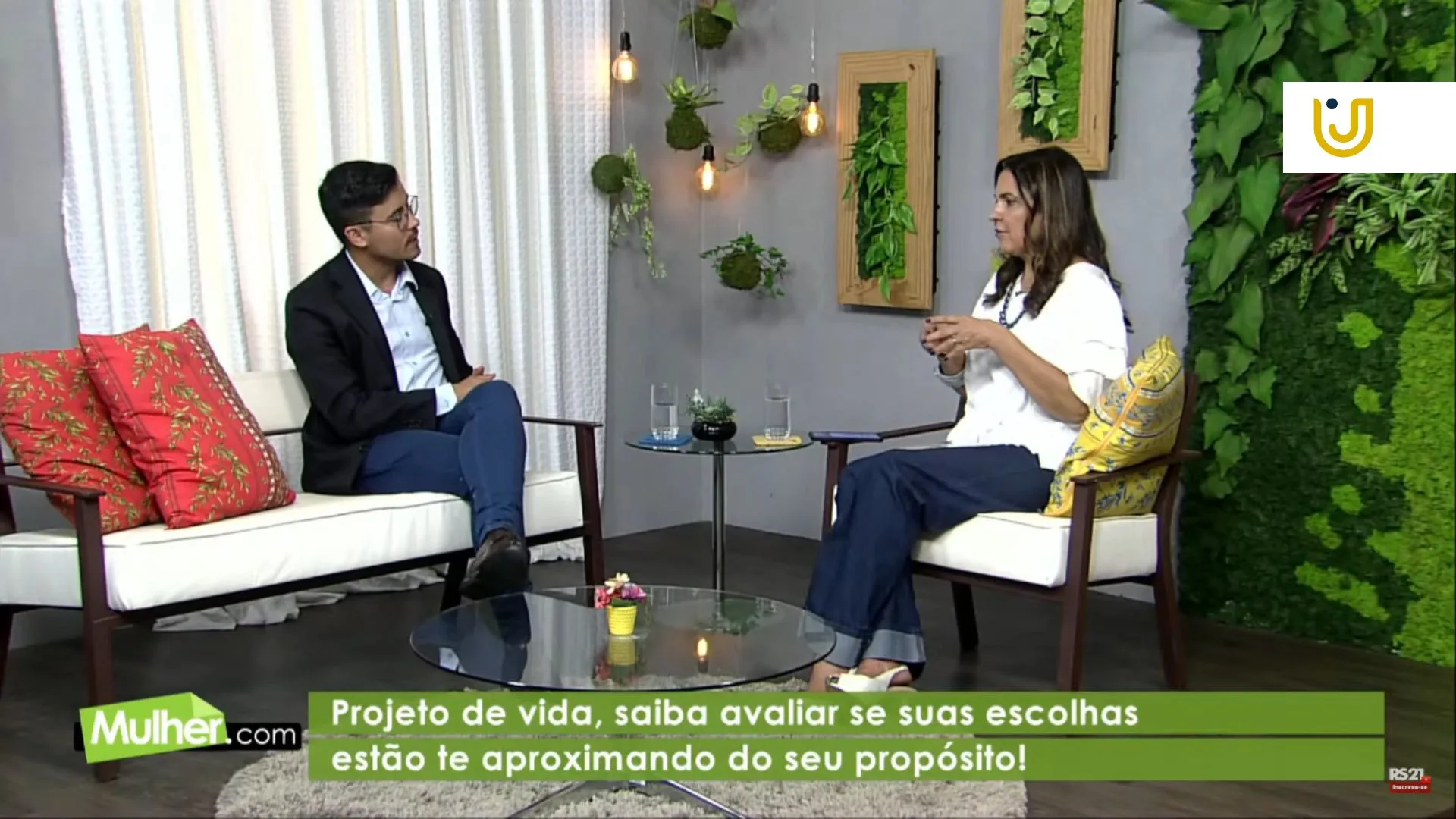 A imagem mostra o professor de Psicologia no programa da TV Século 21