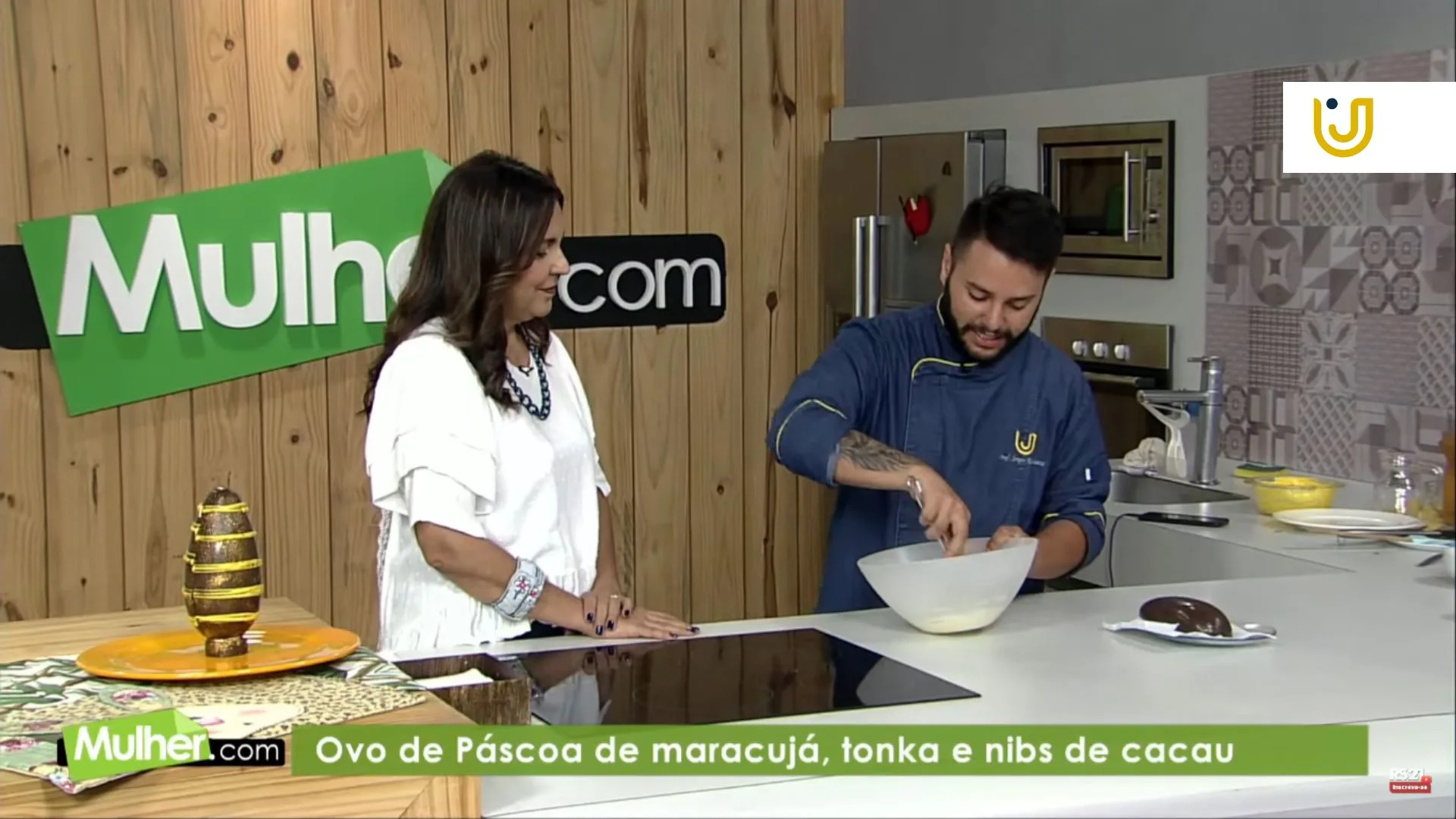 A imagem mostra o professor de Psicologia no programa da TV Século 21