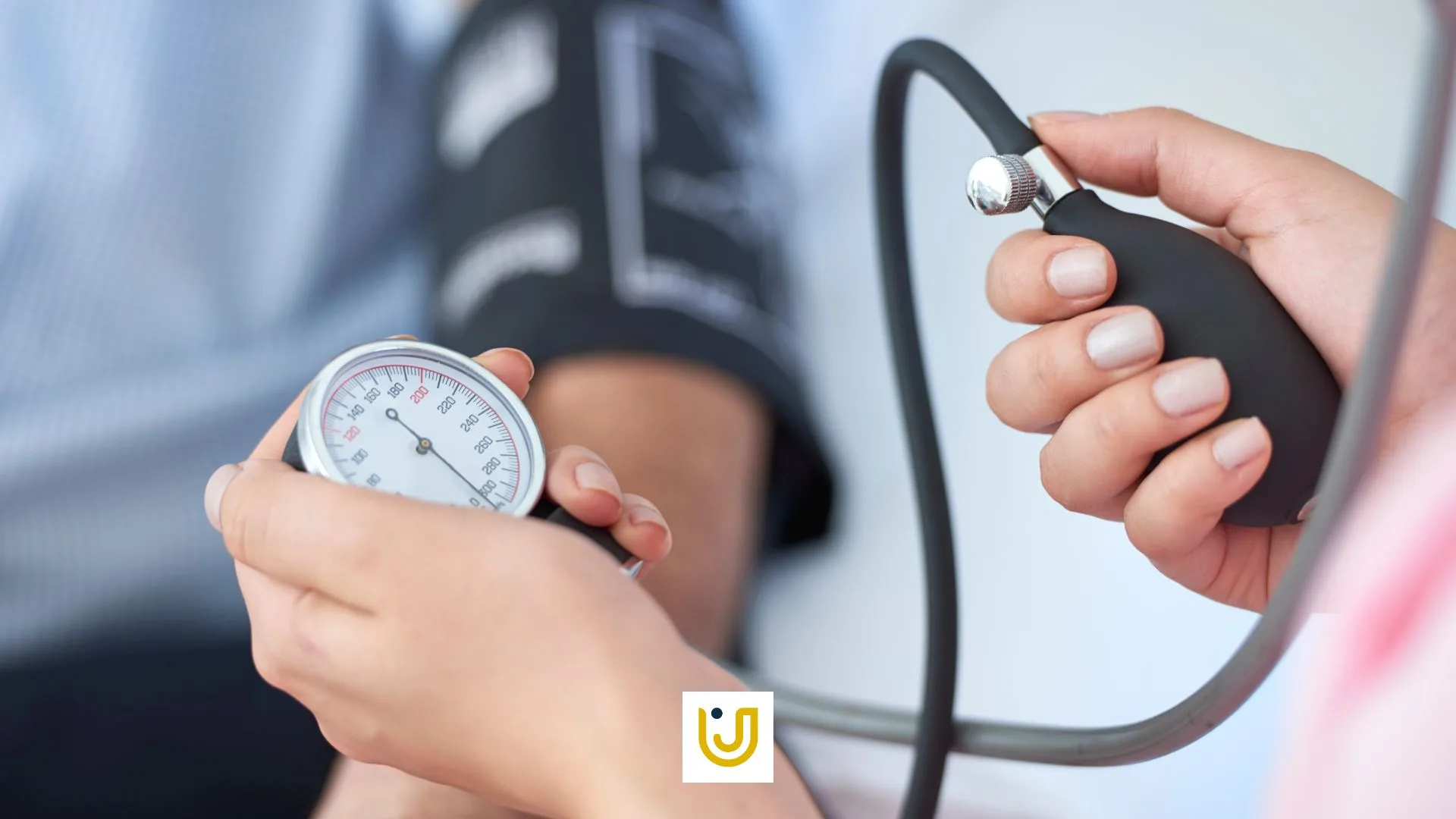 A imagem mostra as alunas em atendimento para prevenção de Hipertensão e Diabetes