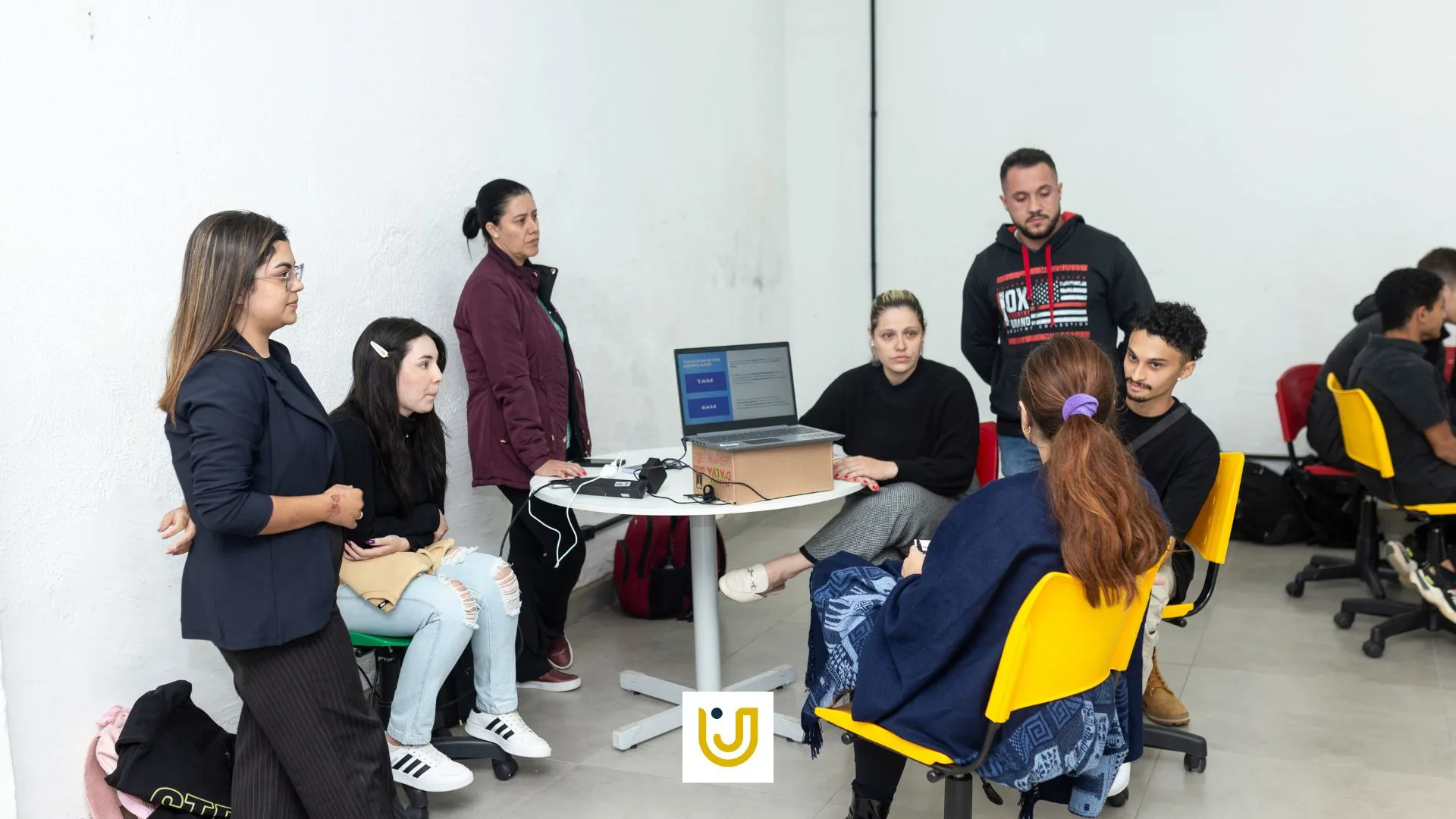 Os estudantes desenvolvem produtos e/ou serviços que contemplam diferentes áreas, tendo o empreendedorismo, sustentabilidade e tecnologia como fatores a serem avaliados.