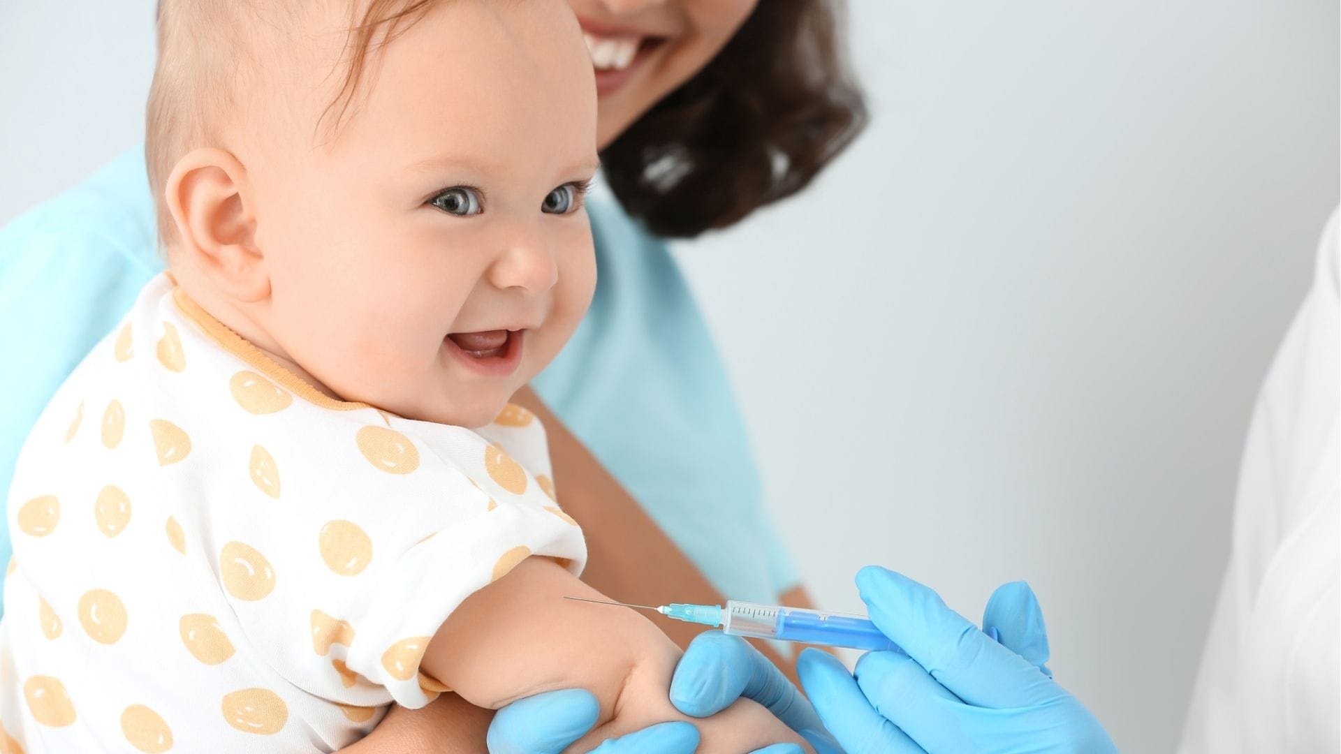 Proteção que salva vidas: aplicação da “dose zero” contra o sarampo em bebês para prevenir novos surtos na região.