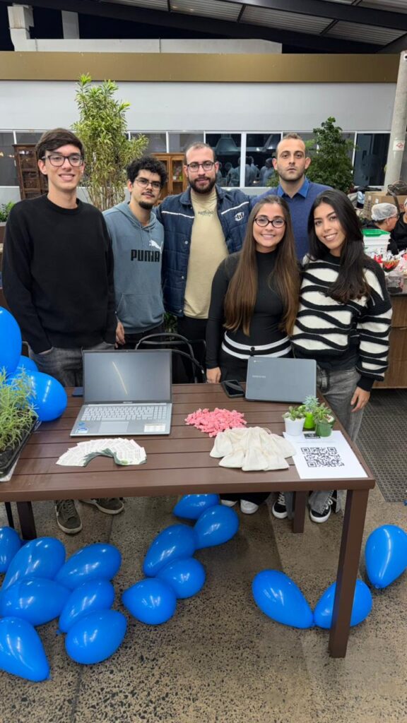 Estudantes da UniMAX expõem trabalhos e atividades interativas sobre as mesas para informar os participantes sobre ISTs e métodos contraceptivos.