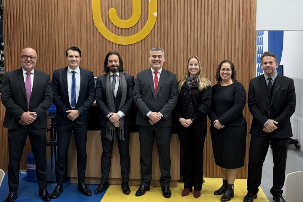 Em uma sala da UniMAX, coordenadores e docentes do curso de Direito posam lado a lado para registrar a realização da APEx.